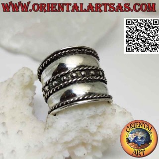 Anillo de plata de banda ancha con pequeños tachuelas centrales, Bali