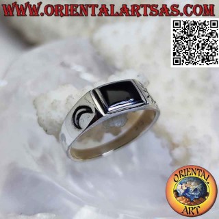 Bague en argent lisse avec onyx rectangulaire et soleil et lune gravés sur les côtés