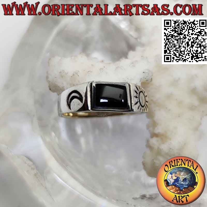 Anello in argento liscio con onice rettangolare e sole e luna incise sui lati