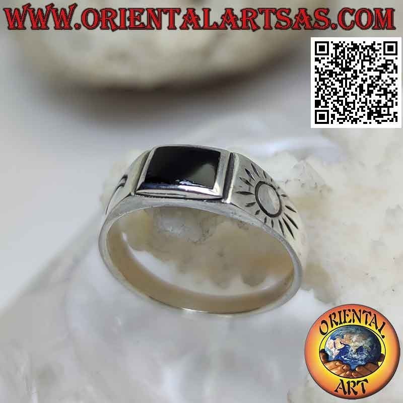 Anello in argento liscio con onice rettangolare e sole e luna incise sui lati