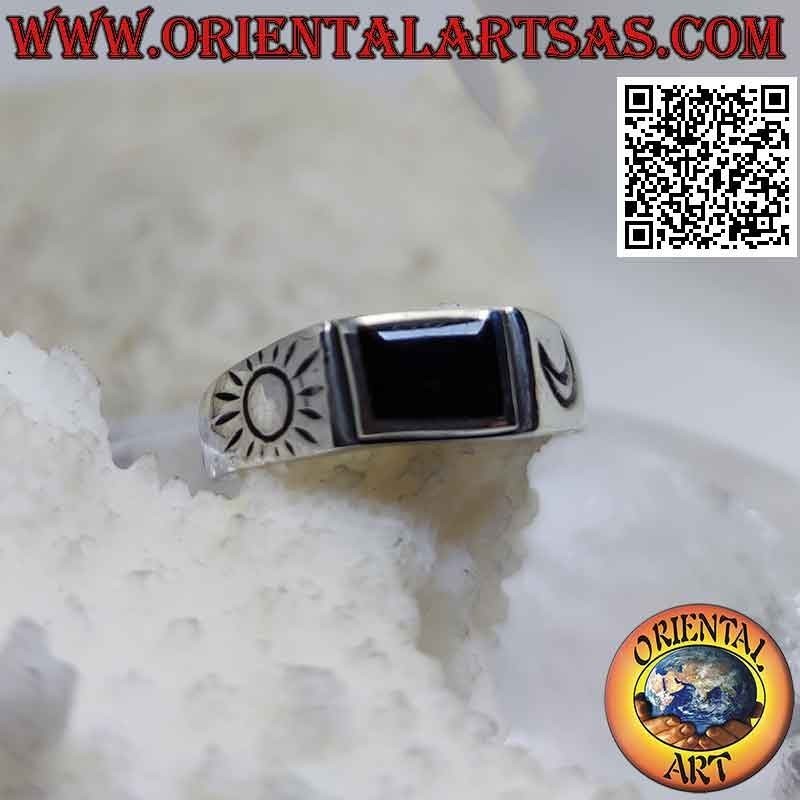 Anillo de plata lisa con ónix rectangular y sol y luna grabados en los laterales