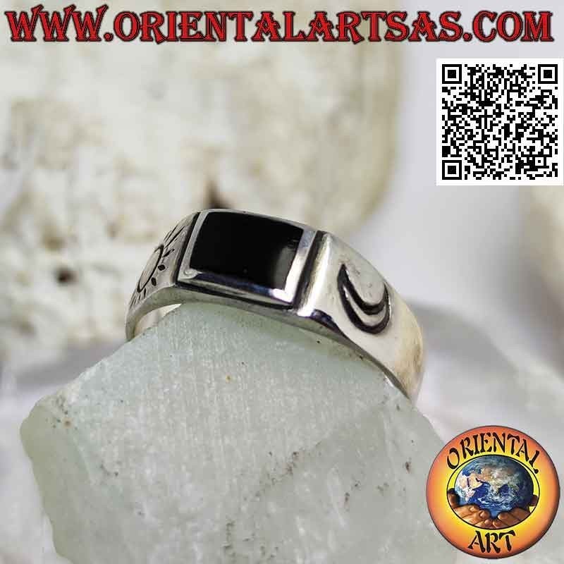 Bague en argent lisse avec onyx rectangulaire et soleil et lune gravés sur les côtés