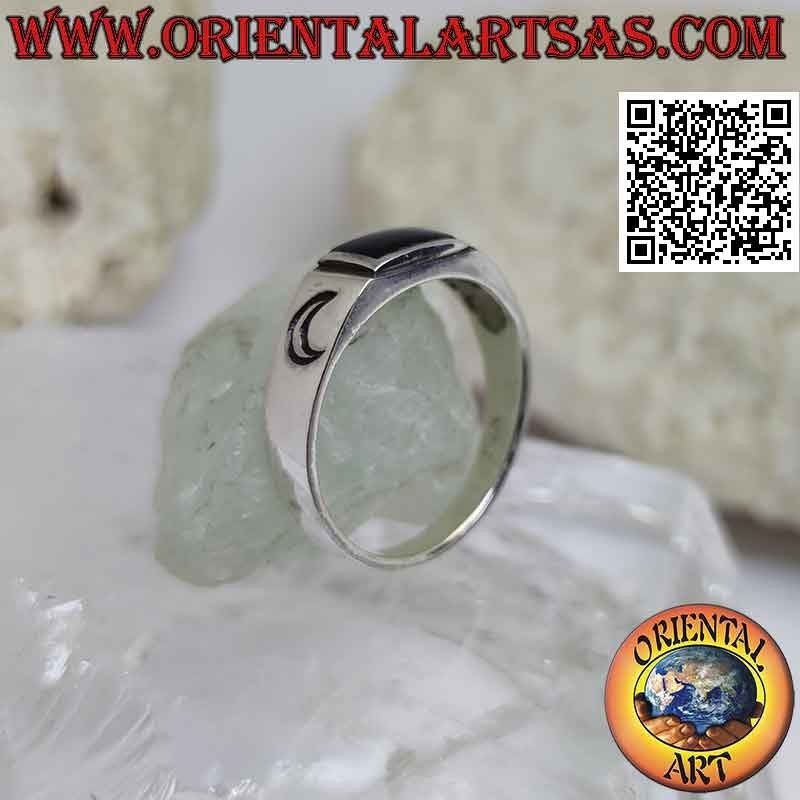 Anillo de plata lisa con ónix rectangular y sol y luna grabados en los laterales