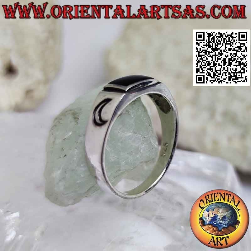 Anello in argento liscio con onice rettangolare e sole e luna incise sui lati