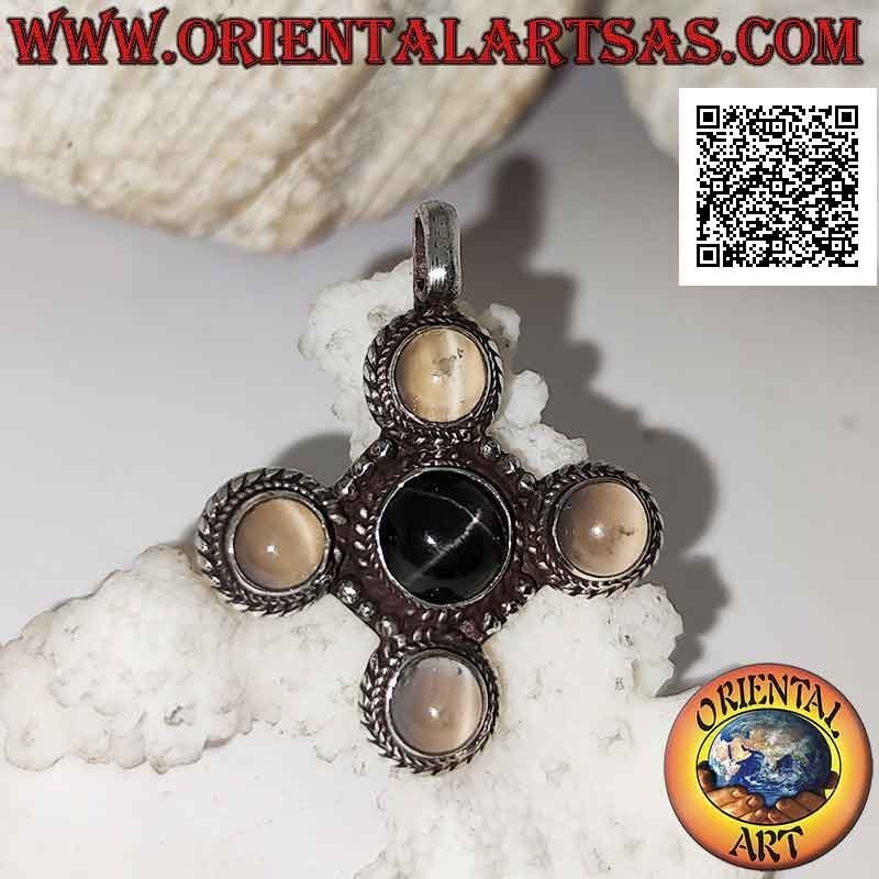 Colgante de plata en forma de cruz con estrella negra central redonda (Diopsido) y piedras lunares