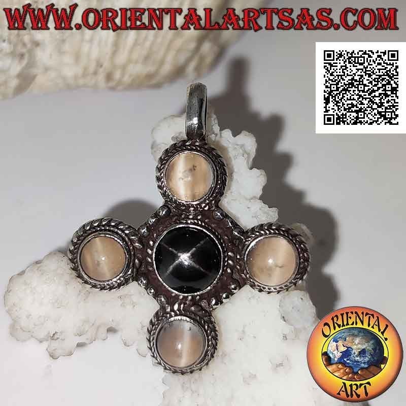 Ciondolo in argento a forma di croce con black star (Diopside) tonda centrale e pietre di luna
