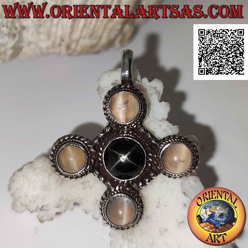 Colgante de plata en forma de cruz con estrella negra central redonda (Diopsido) y piedras lunares