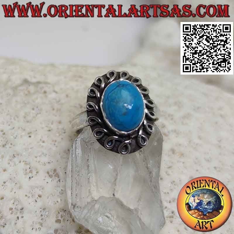 Anillo de plata con turquesa ovalada cabujón rodeado por una línea enrollada