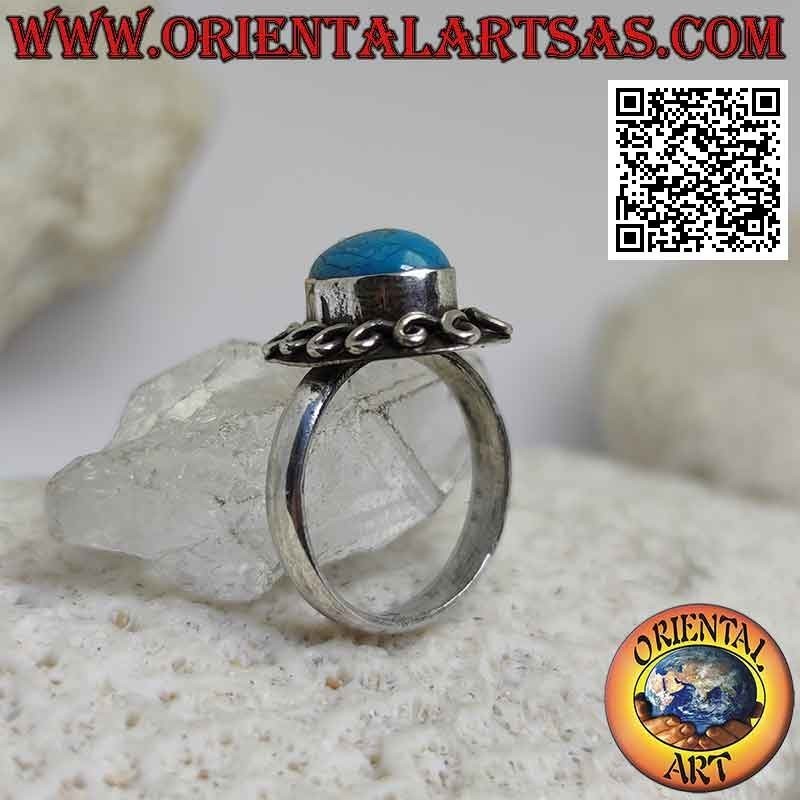 Anello in argento con turchese ovale cabochon contornato da linea arrotolata