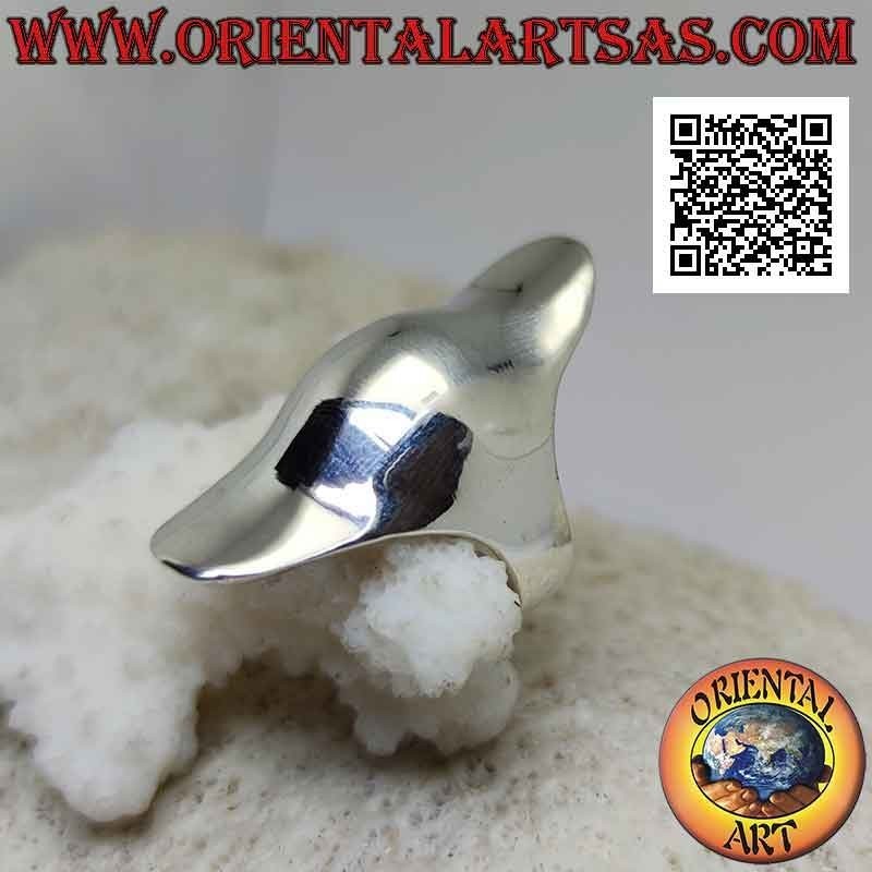 Smooth silver ring in the shape of a wavy finger cover