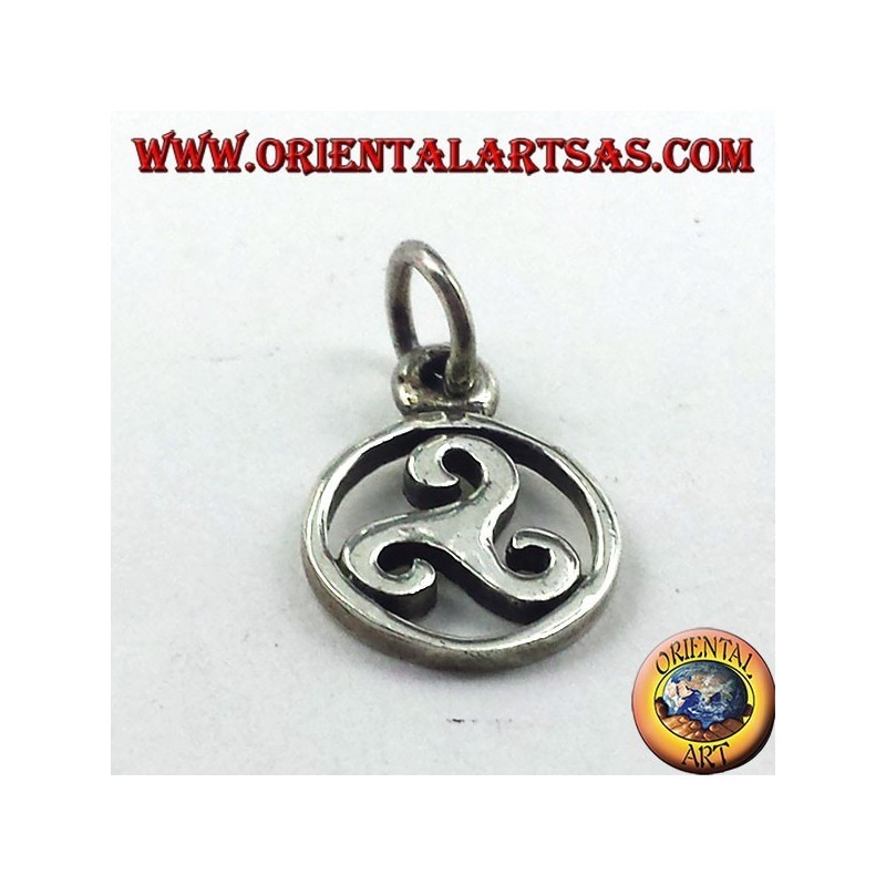 colgante de plata, triskelion en el símbolo del círculo cósmico del Báltico