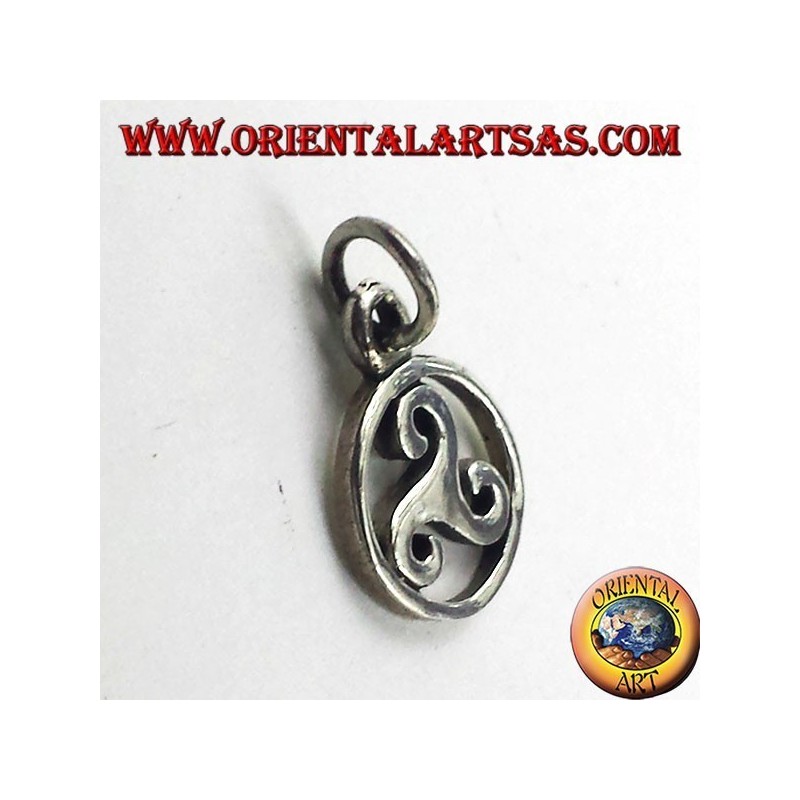 colgante de plata, triskelion en el símbolo del círculo cósmico del Báltico