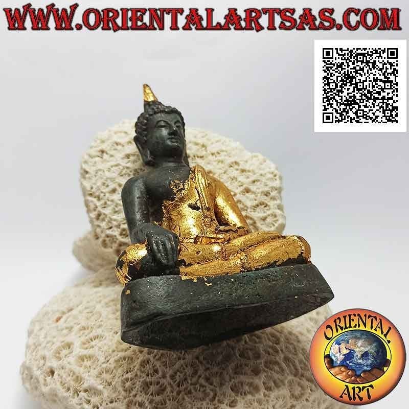 Escultura de Buda "Bhumisparsha Mudra - Sometiendo al demonio Mara" en bronce con partes de lámina de oro de 12 cm