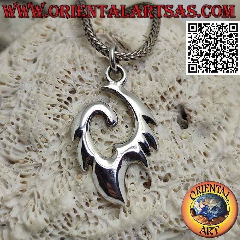 Ciondolo in argento a forma di amo da pesca in stila Maori - tribale
