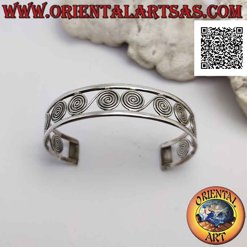 Starres Armband aus perforiertem 925 ‰ Silber, eine Reihe griechischer Spiralen zwischen zwei glatten Linien