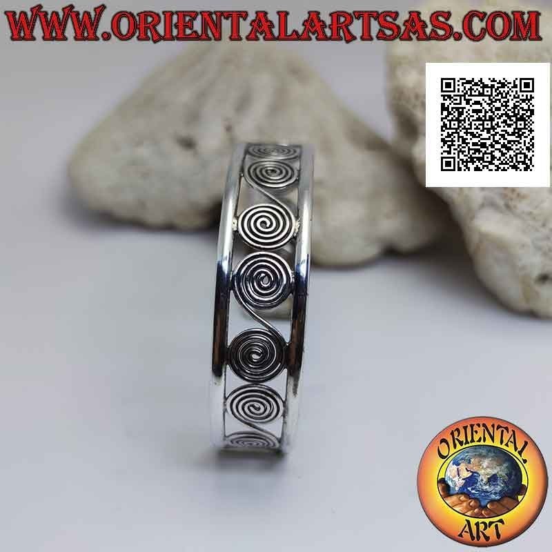 Starres Armband aus perforiertem 925 ‰ Silber, eine Reihe griechischer Spiralen zwischen zwei glatten Linien