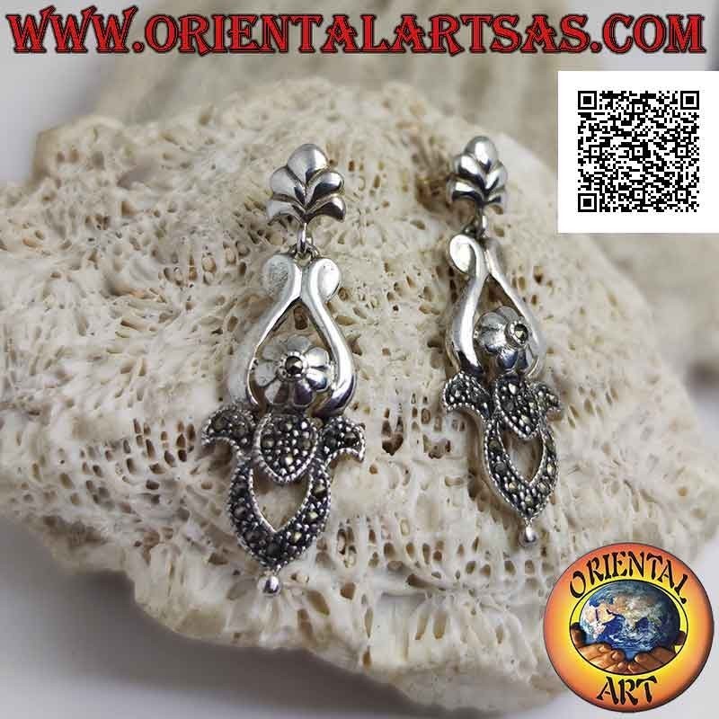 Boucles d'oreilles en argent, plaque baroque ajourée moitié lisse et moitié cloutée de marcassite