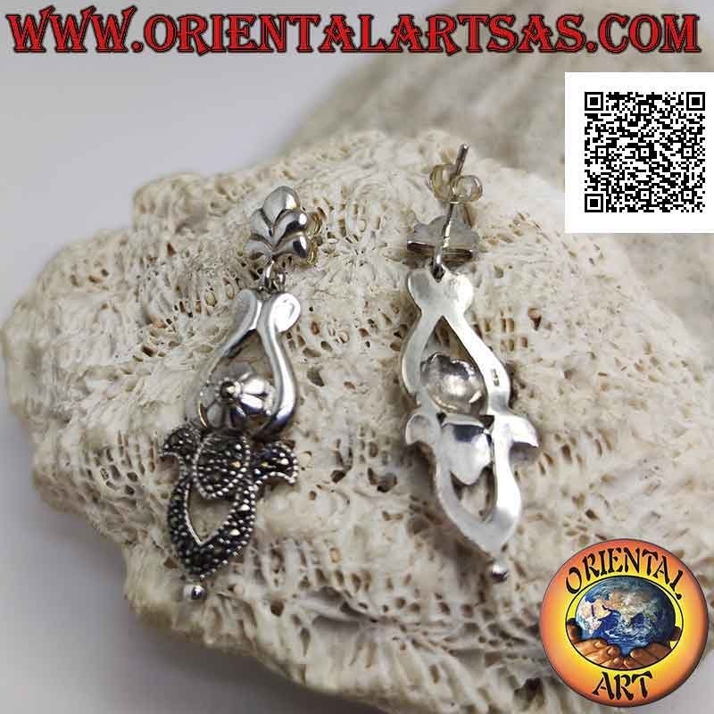 Boucles d'oreilles en argent, plaque baroque ajourée moitié lisse et moitié cloutée de marcassite