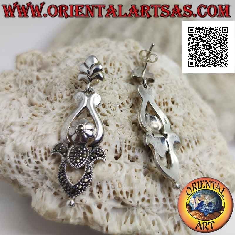 Boucles d'oreilles en argent, plaque baroque ajourée moitié lisse et moitié cloutée de marcassite
