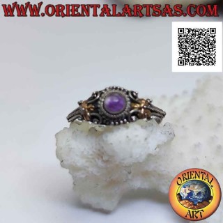 Silberring im ethnischen Stil mit rundem Cabochon-Amethyst und 14 Karat Goldplatten an den Seiten