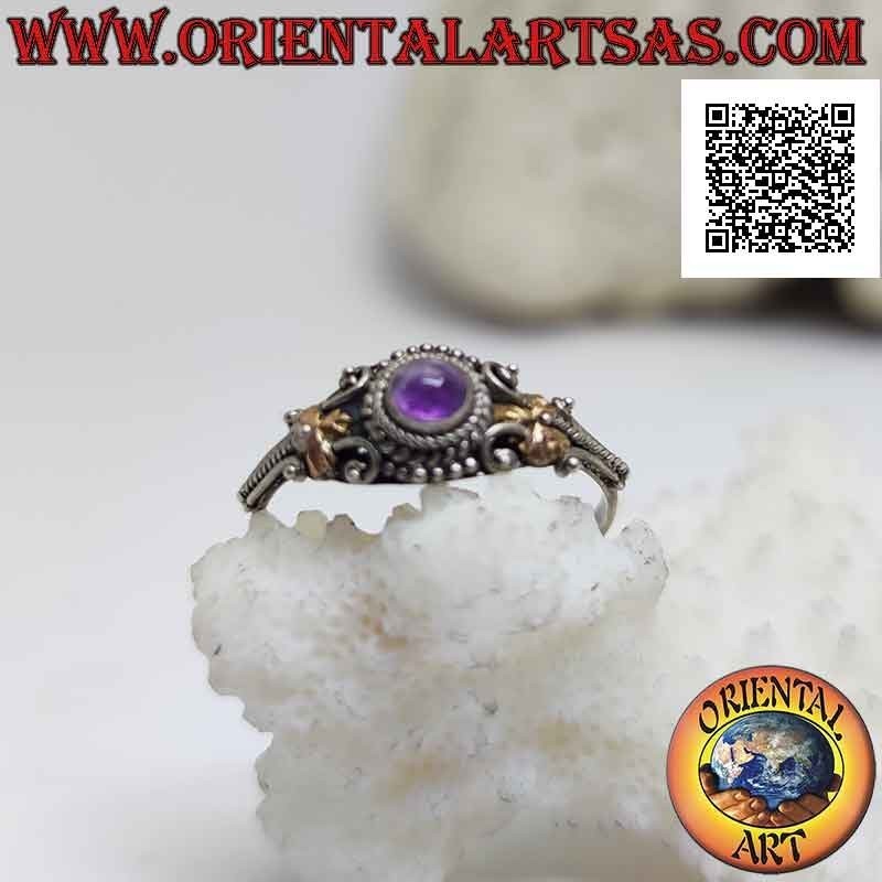 Anello in argento in stile etnico con ametista tonda cabochon e placche in oro 14 carati sui lati