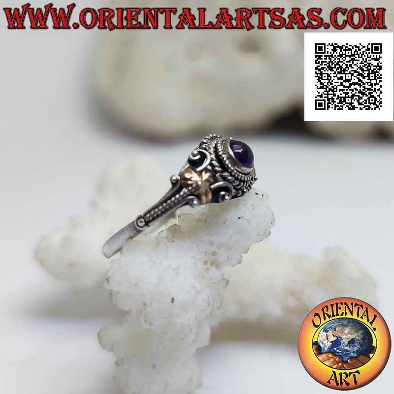 Bague en argent de style ethnique avec cabochon rond améthyste et plaques d'or 14 carats sur les côtés