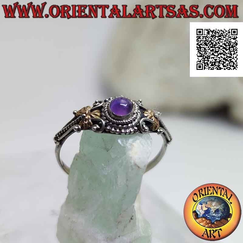 Anello in argento in stile etnico con ametista tonda cabochon e placche in oro 14 carati sui lati