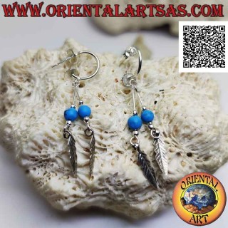 Orecchini in argento finto cerchio liscio (chiusura a farfallina) e perlina turchese e piuma pendenti