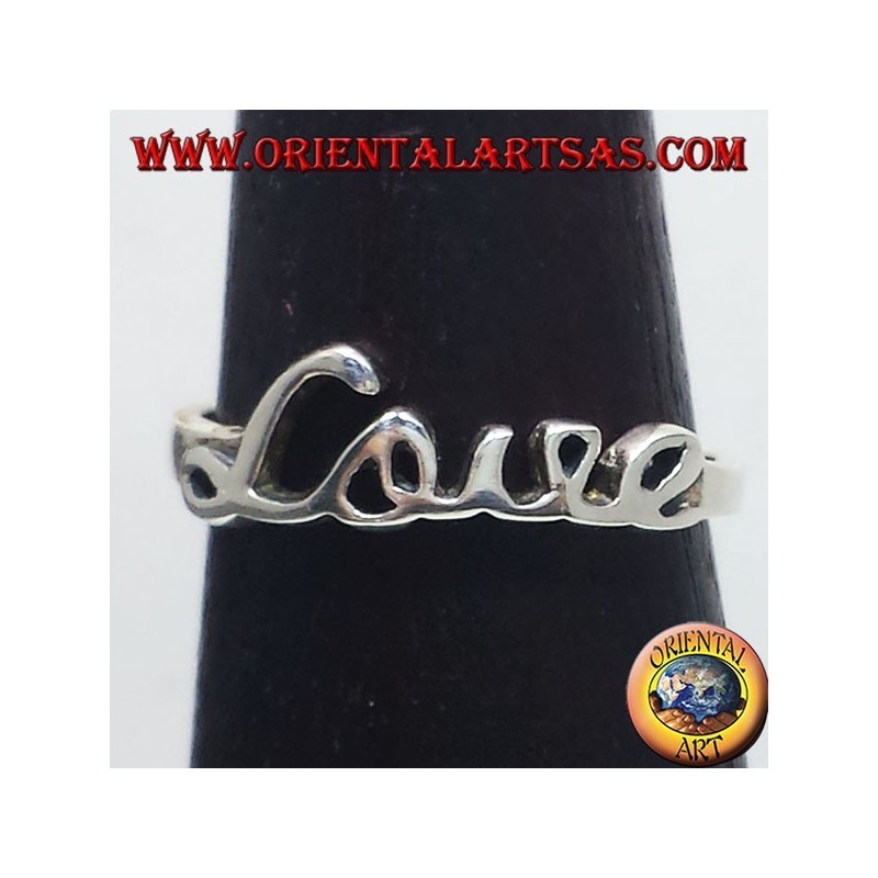 Anello in argento 925 con la parola "Love" realizzata in stile corsivo lucido.