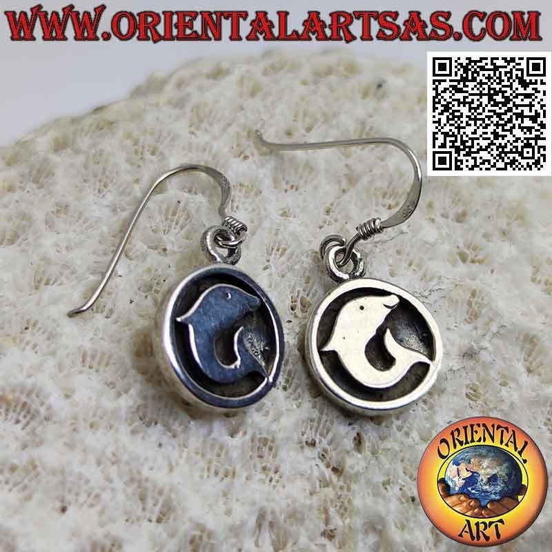 Boucles d'oreilles crochet rond en argent avec dauphin en bas-relief