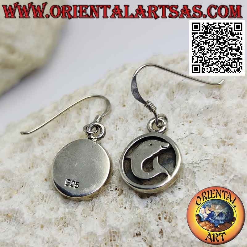 Pendientes de gancho redondos de plata con delfín en bajorrelieve