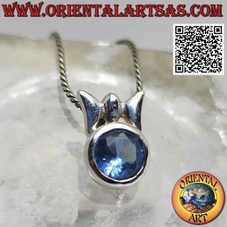 Pendentif en argent avec topaze bleue ronde facettée avec triple crochet lisse
