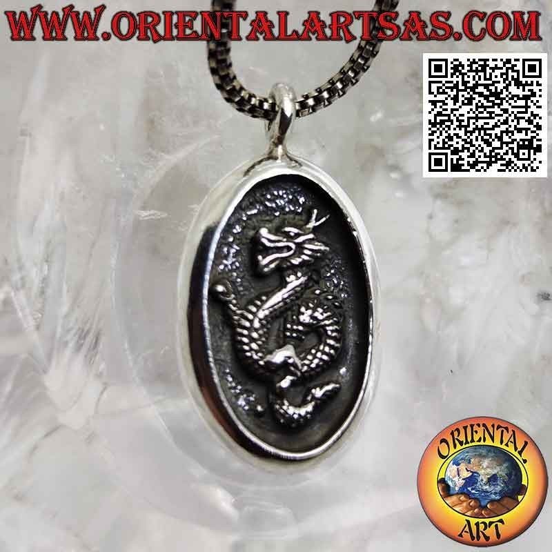 Colgante de plata, medalla ovalada con dragón nepalí en bajorrelieve