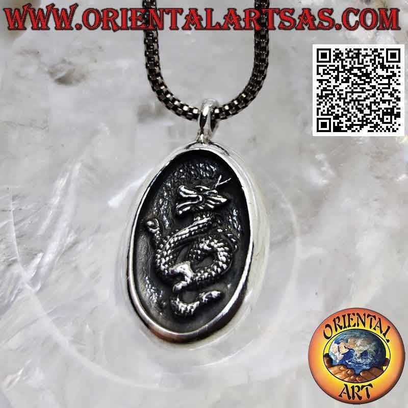 Colgante de plata, medalla ovalada con dragón nepalí en bajorrelieve