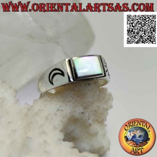 Anillo de plata lisa con nácar rectangular y sol y luna grabados en los laterales