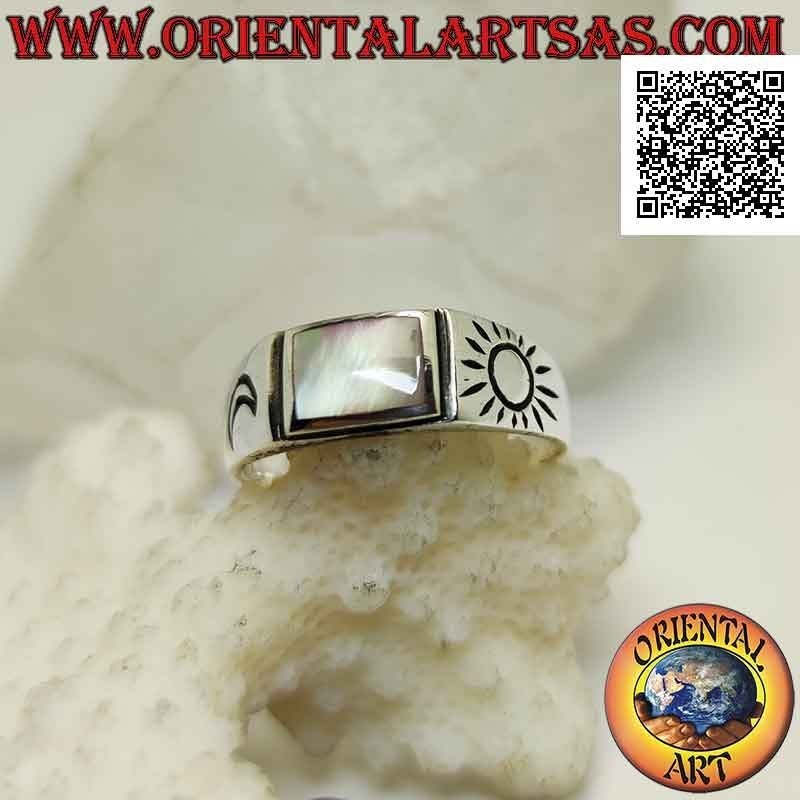 Glatter Silberring mit rechteckigem Perlmutt und seitlich eingravierter Sonne und Mond