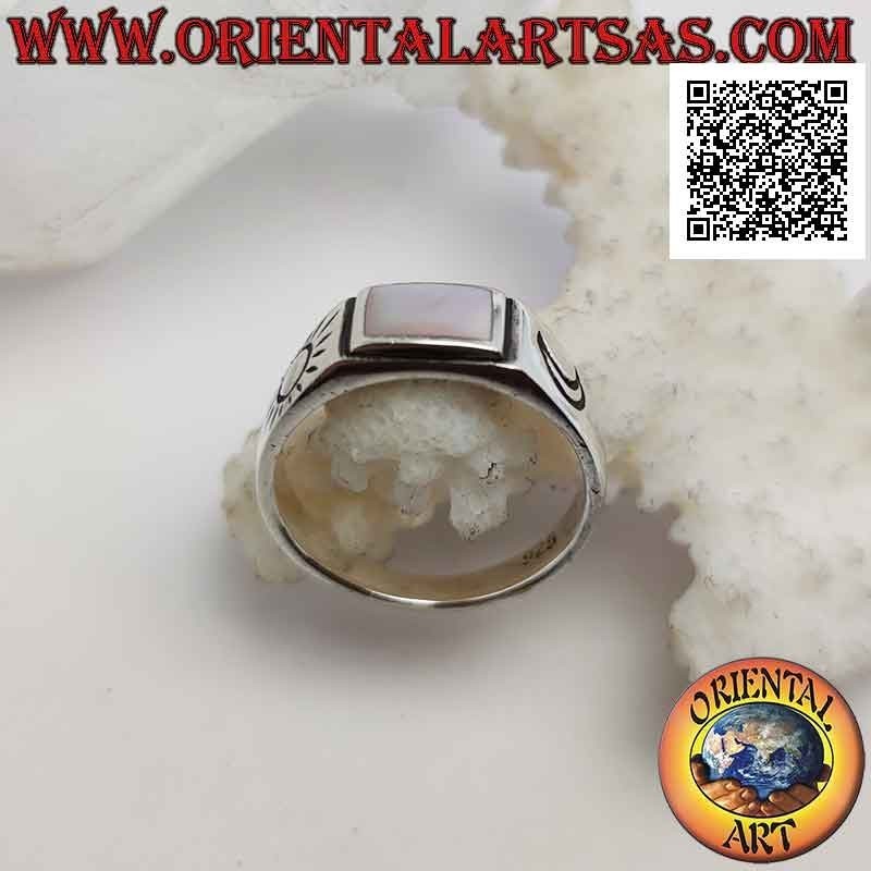 Anillo de plata lisa con nácar rectangular y sol y luna grabados en los laterales