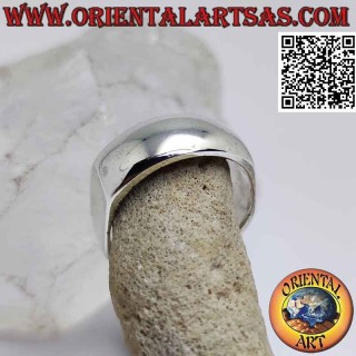 Anello in argento liscio squadrato, piatto sui lati e bombato avanti
