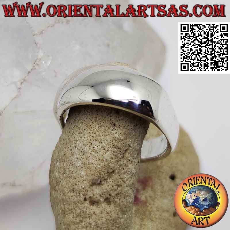 Anello in argento liscio squadrato, piatto sui lati e bombato avanti