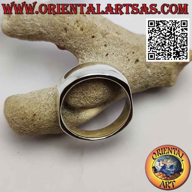 Anillo de plata liso cuadrado, plano en los lados y convexo hacia adelante