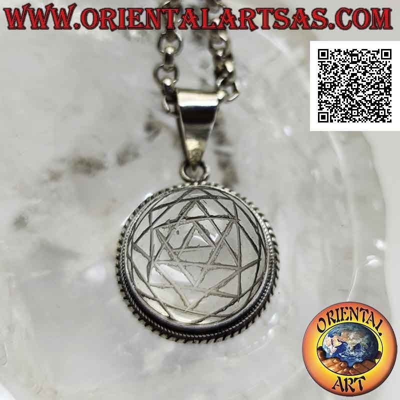 Colgante de plata con Sri Yantra grabado en cristal de roca cabujón redondo y banda lisa y doble tejido