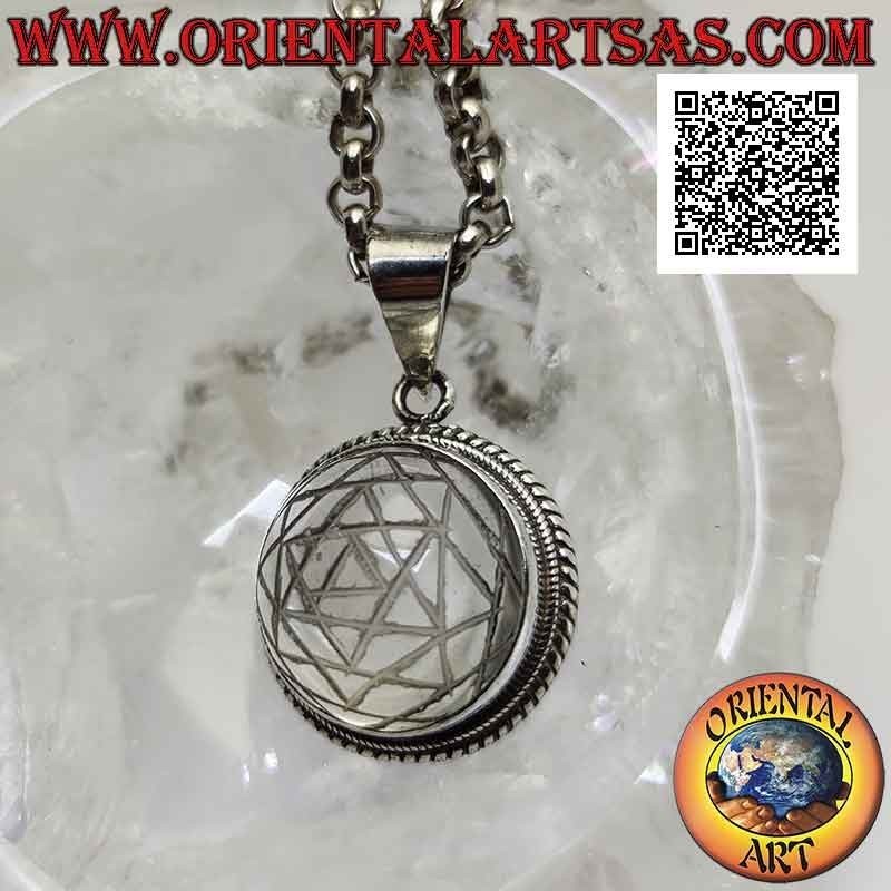 Ciondolo in argento con Sri Yantra inciso su cristallo di rocca tondo cabochon e fascia liscia e doppio intreccio