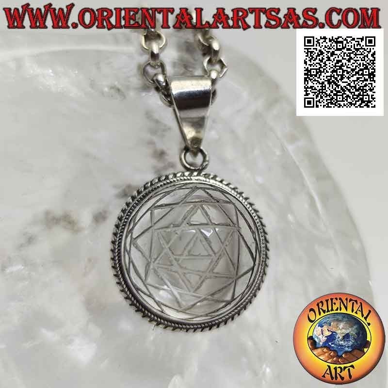 Pendentif en argent avec Sri Yantra gravé sur cristal de roche cabochon rond et bande lisse et double tissage