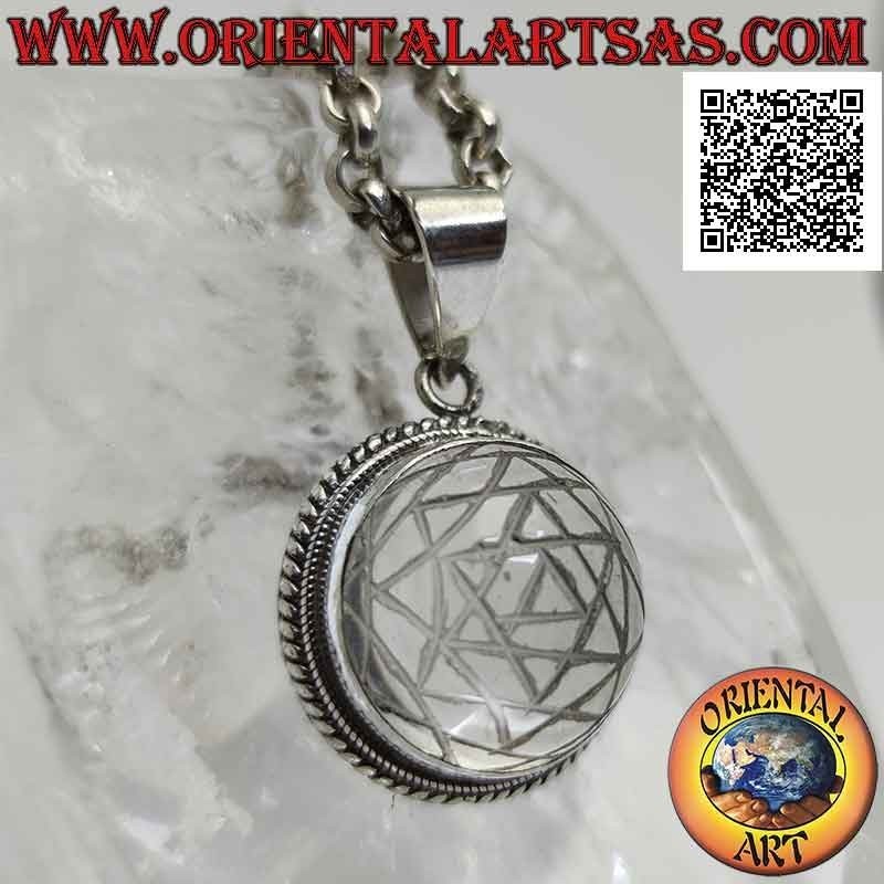 Ciondolo in argento con Sri Yantra inciso su cristallo di rocca tondo cabochon e fascia liscia e doppio intreccio