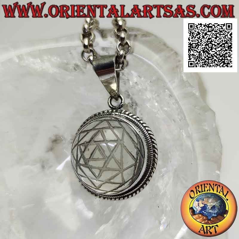 Colgante de plata con Sri Yantra grabado en cristal de roca cabujón redondo y banda lisa y doble tejido