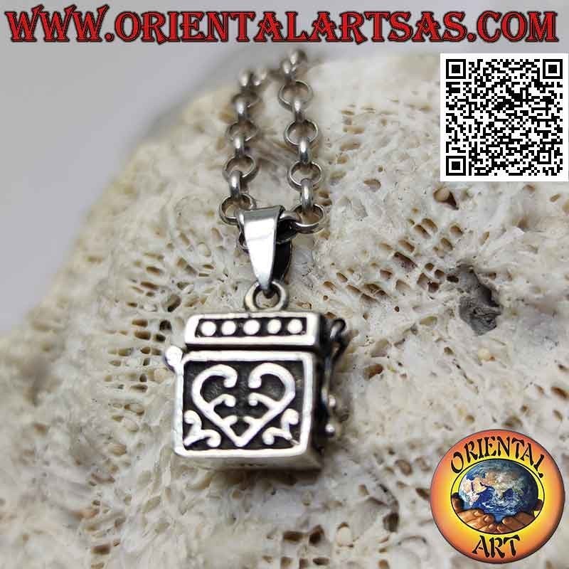 Colgante de caja de plata en forma de bolso con adornos grabados