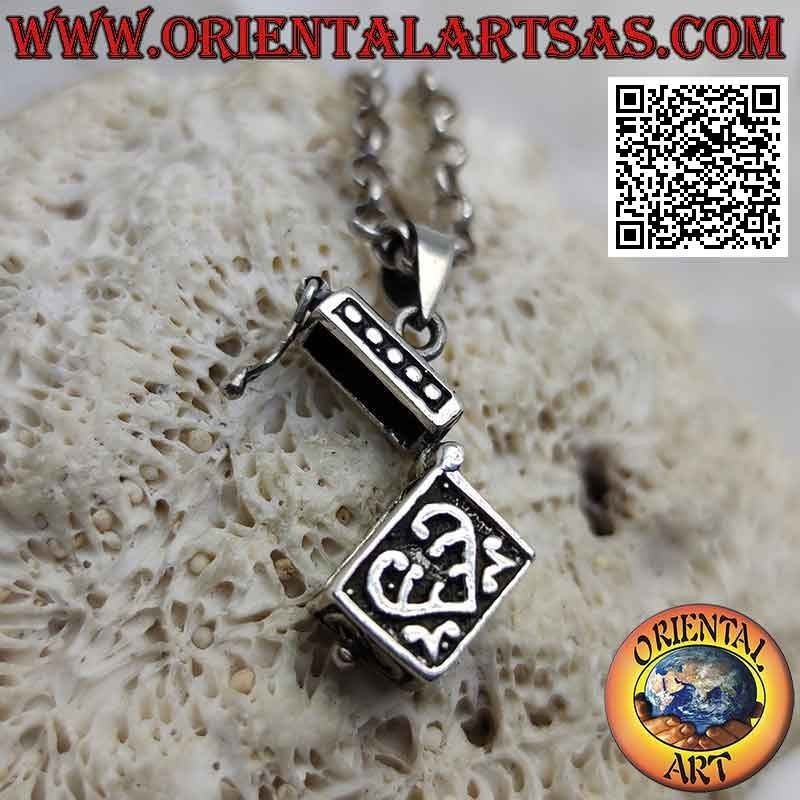 Colgante de caja de plata en forma de bolso con adornos grabados
