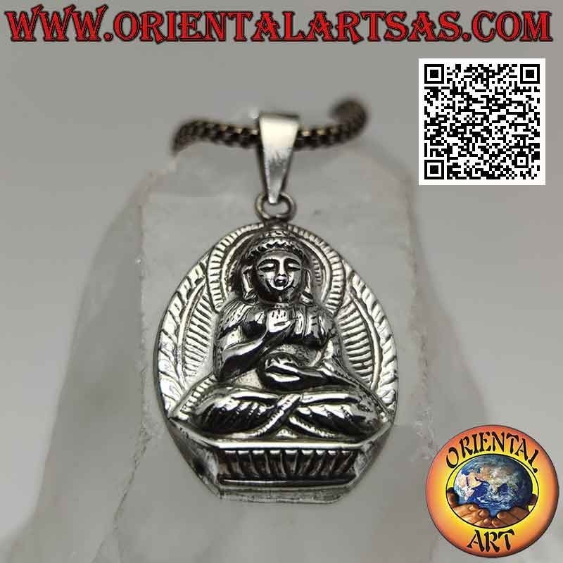 Colgante de plata, el Buda de la bendición en el altar.