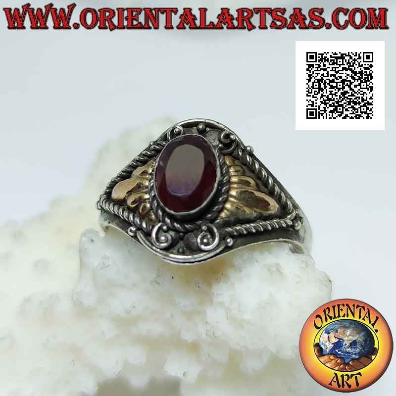 Anello in argento in stile etnico con granato ovale cabochon e placche in oro 14 carati sui lati