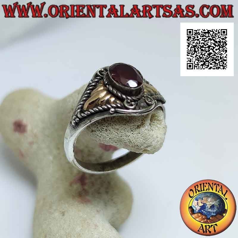 Silberring im ethnischen Stil mit ovalem Cabochon-Granat und 14 Karat Goldplatten an den Seiten